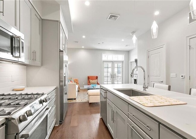 Building Photo - 731 St Charles Ave