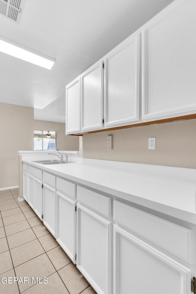 Building Photo - 12163 Tower View Dr
