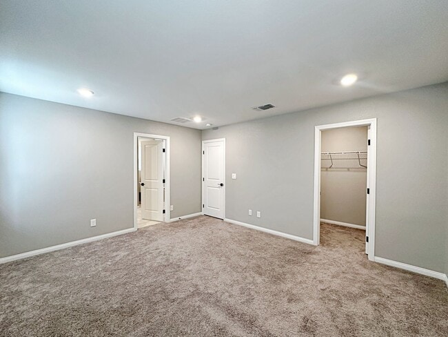 Building Photo - 4 BEDROOM + LOFT HOME IN GATED COMMUNITY