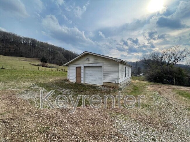 Building Photo - 4720 Meredith Rd