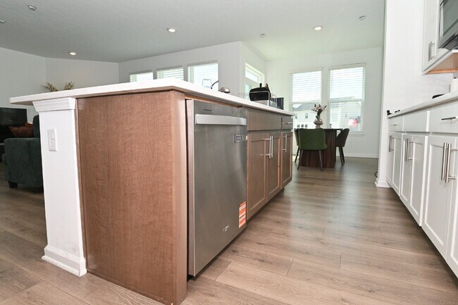 Building Photo - "Spacious 5-Bedroom Retreat with Luxurious Quartz Countertops & Fireplace on Deerberg Drive!"