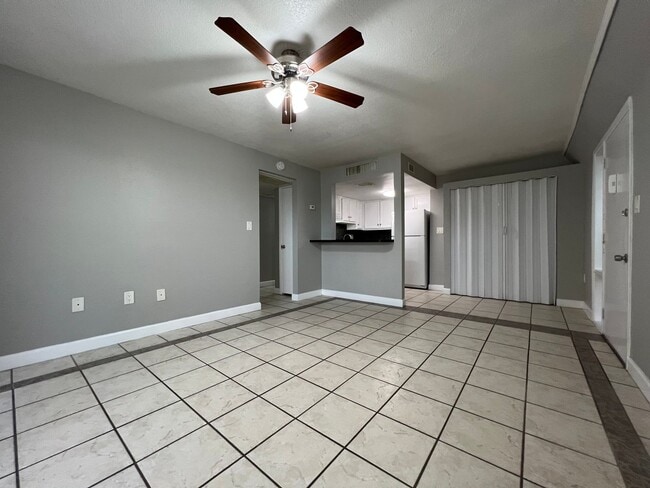 Building Photo - Altamonte Springs 1/1 Condo ~ Lakefront Community ~ Great Amenities!!