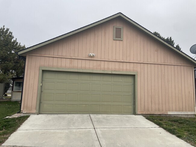 Building Photo - 447 N Baxter Way