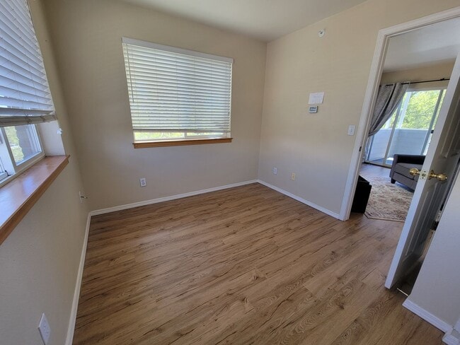 Building Photo - Adorable and Sunny One Bedroom Apartment near CU in Central Boulder