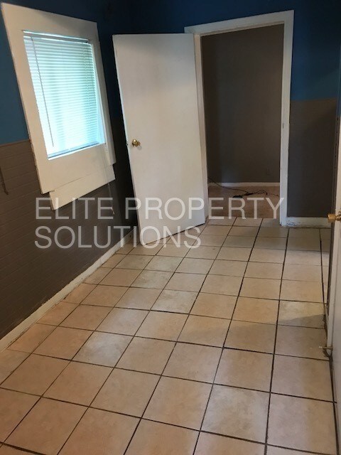 Building Photo - Small house near Dickerson and Trinity Lane