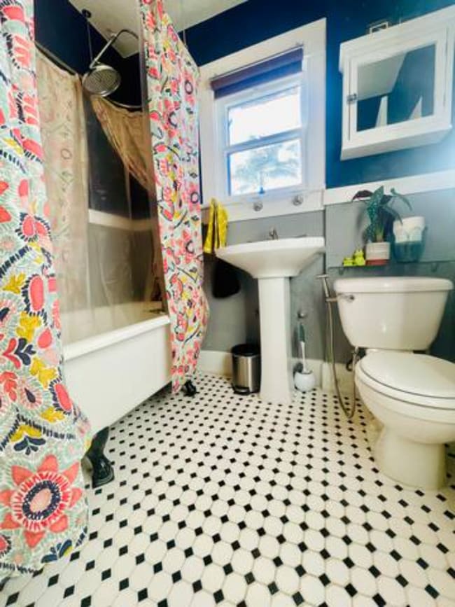 Building Photo - 2910 Grape Street