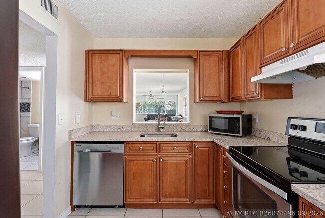 Building Photo - 2825 SW 22nd Ave