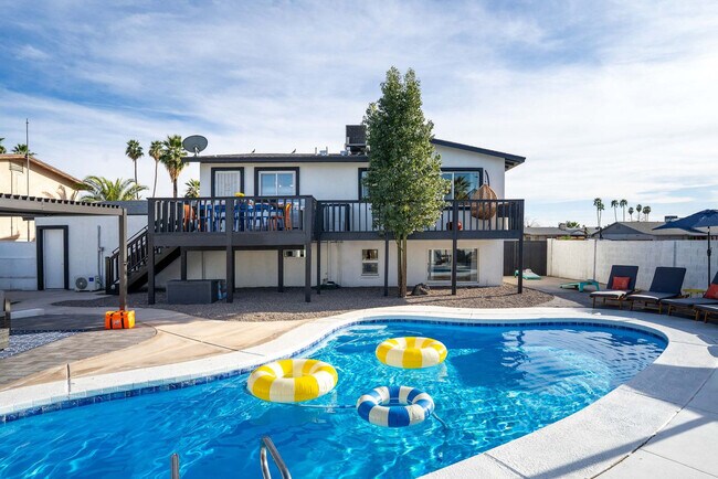 Building Photo - 4530 W Paradise Dr