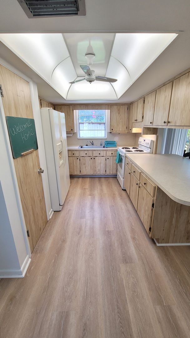 Building Photo - Beautiful Corner Lot Rental-Large 4 Bedroo...