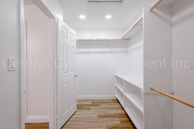 Building Photo - 4 Bedroom/2 Bath Home with an office and S...