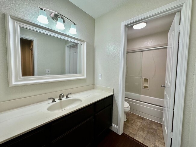 Building Photo - Great 2 Bedroom Townhome- Move in Ready! Washer/Dryer Garage