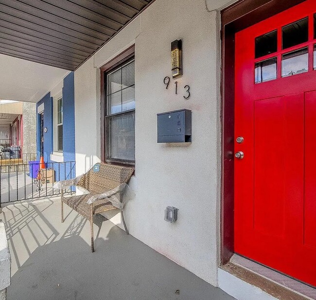 Primary Photo - 913 S Yewdall St