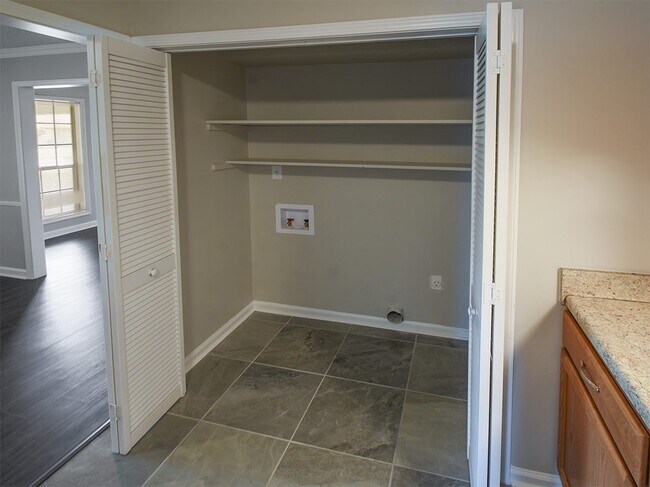 Building Photo - Updated and charming 3 bed, 2 bath with SU...