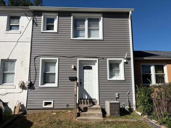 Primary Photo - Newly Renovated 2 Story Townhouse in Garde...
