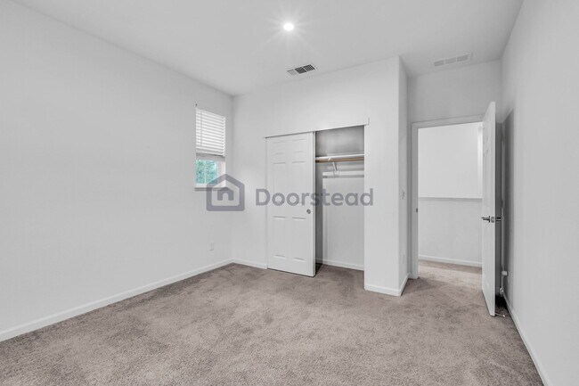 Building Photo - 1056 Knox Way