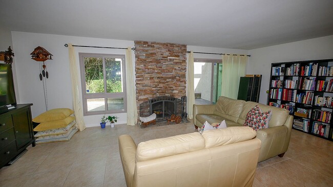 Building Photo - Updated 4BR Townhome in La Jolla Shores He...