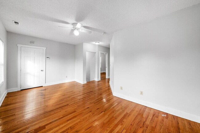 Building Photo - 1378 1/2 Indianola Ave