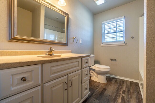 Building Photo - Gorgeous 3 Bedroom 2 Bathroom Home in Fort Smith