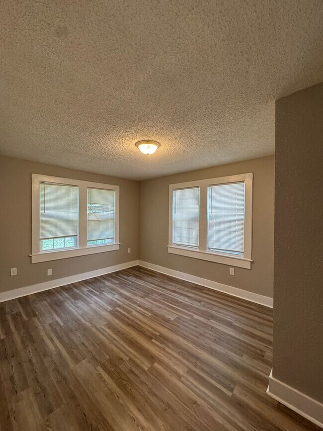 Building Photo - Newly Renovated Cozy & Convenient