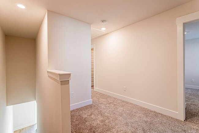 Building Photo - 3 Bedroom 2.5 Townhome Off of Butler Rd!