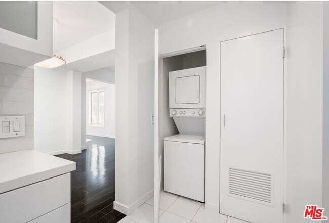 Building Photo - 1424 N Crescent Heights Blvd