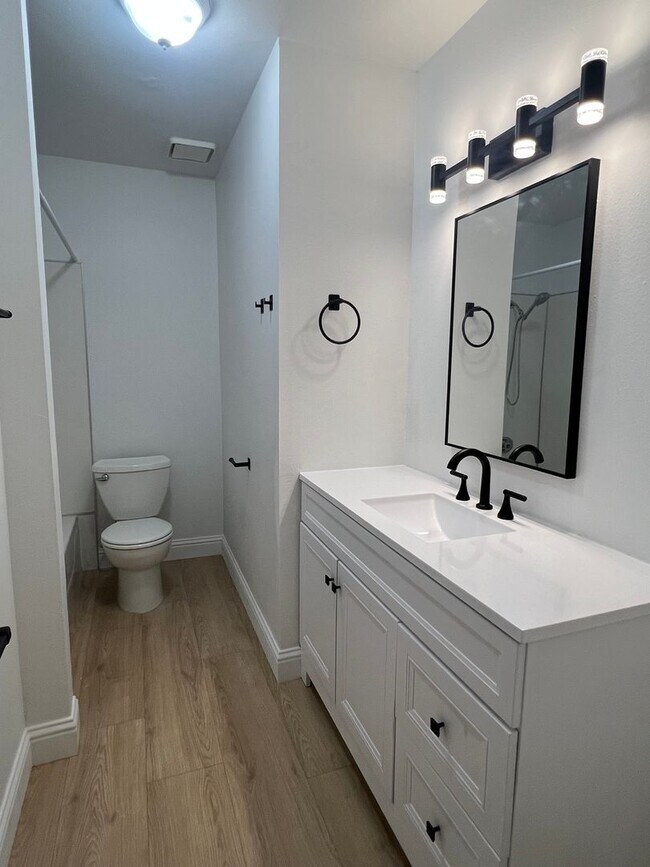 Building Photo - BEAUTIFULLY REMODELED 3 BEDROOM DUPLEX!!