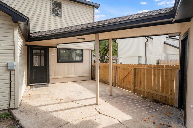 Building Photo - 16015 Southampton Dr