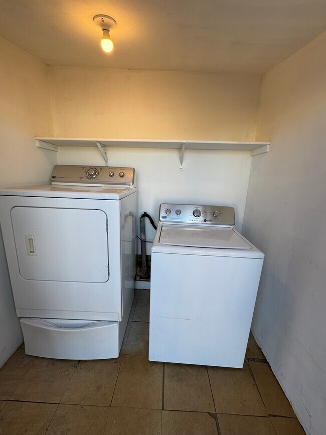 Building Photo - 239 S Cherry Ave