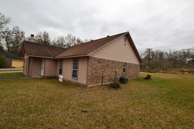 Building Photo - Newly updated 4 bedroom, 2 bath home in Me...