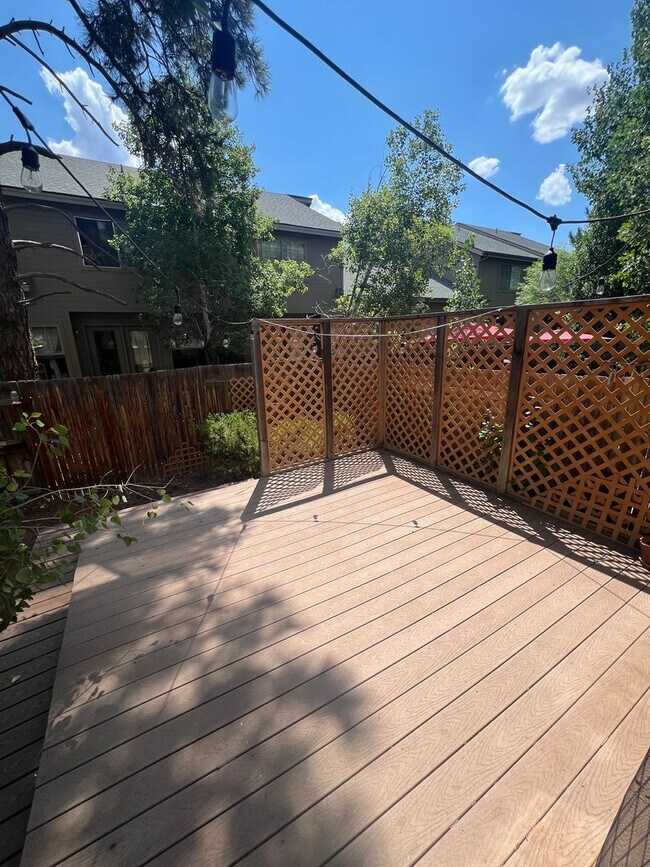 Building Photo - (Lease Pending) 3 Bed/2.5 Bath in The Town...