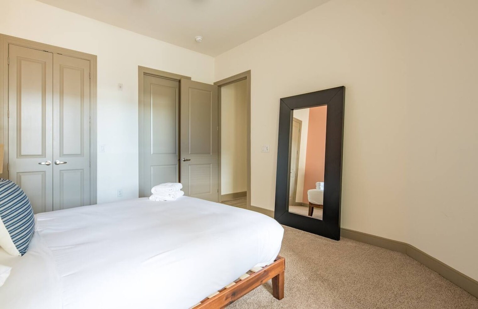 Building Photo - 555 N College Ave