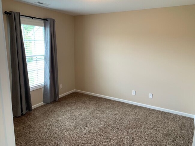 Building Photo - Maryville 37804 - 3 Bedroom, 2.5 Bath Home - Contact Debra Johnson (865) 591-8281