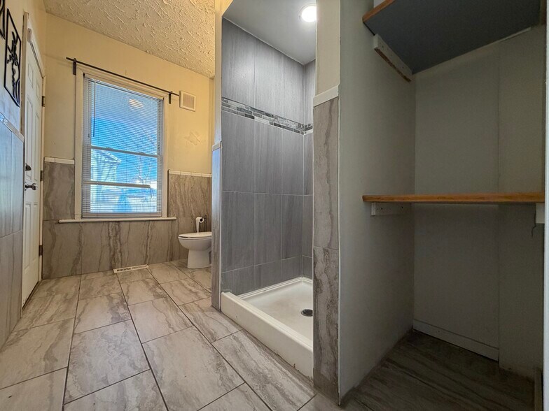 Building Photo - 470 Noble Ave