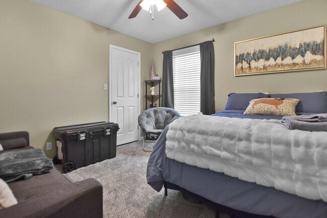 Building Photo - Pet Friendly Three Bedroom with Bonus!