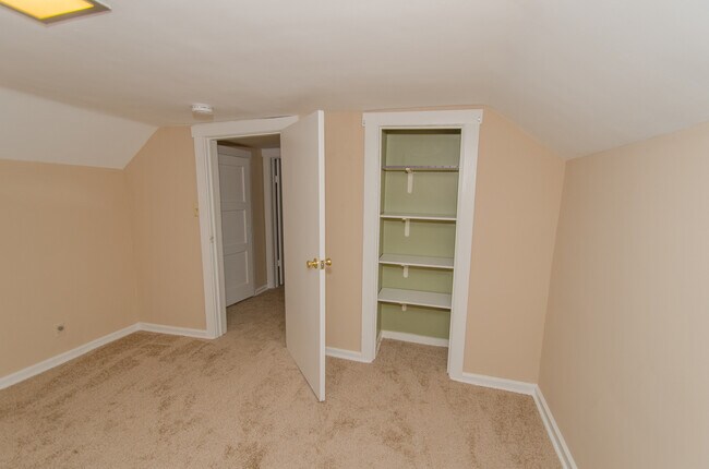 Building Photo - Spacious 3 bedroom, 1 bath Home - Available July 2026!