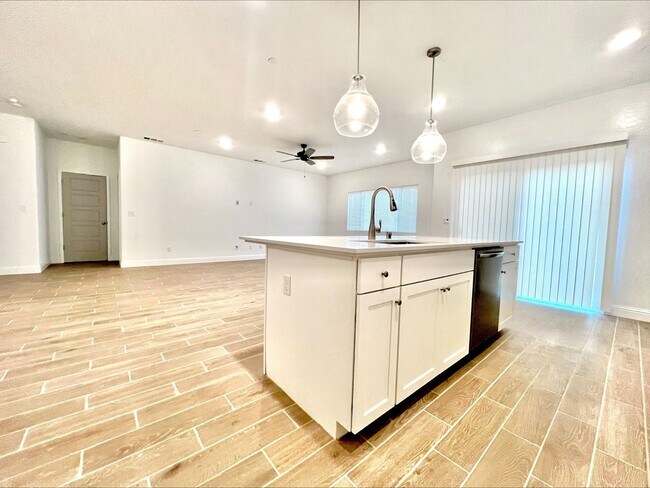 Building Photo - Beautiful 3-Bed, 2-Bath Lennar Home in Daf...