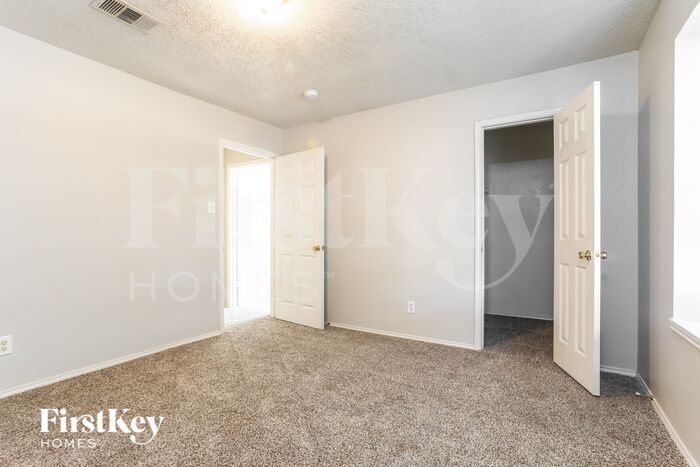 Building Photo - 5704 Creekhollow Dr