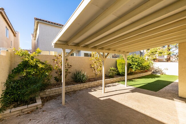 Building Photo - Immaculate 3 bedroom house with a Loft in ...