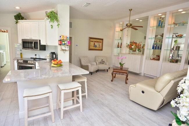 Building Photo - 1020 SW Balmoral Trce