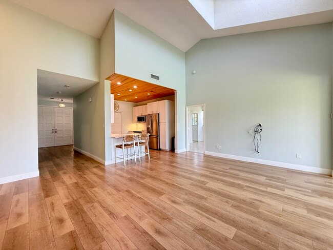 Building Photo - 225 N Lakeshore Dr