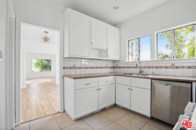 Building Photo - 1091 S Mansfield Ave