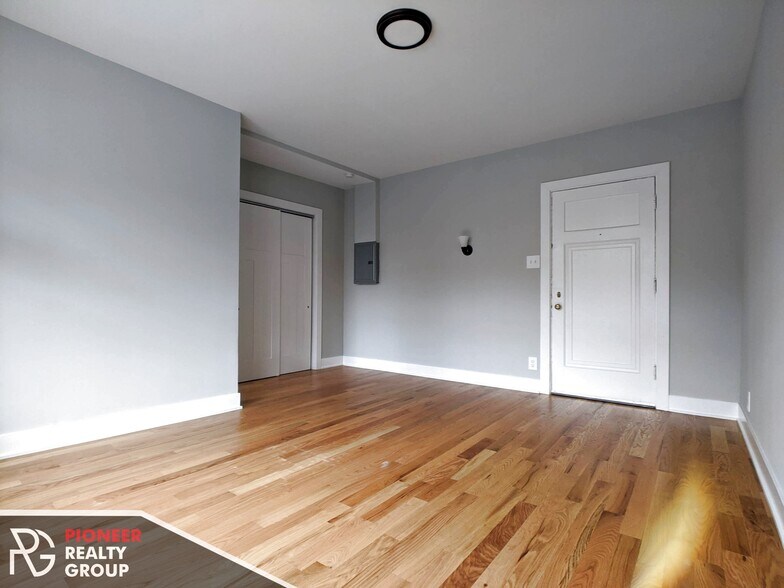 Building Photo - 4542 N Damen Ave