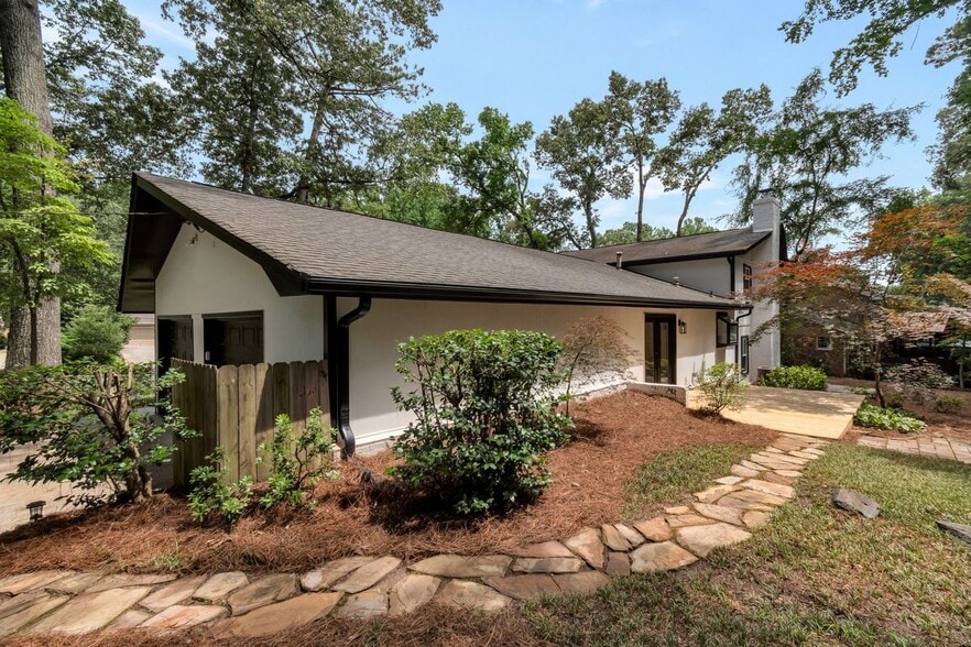 Building Photo - 3480 Tanbark Ct NE