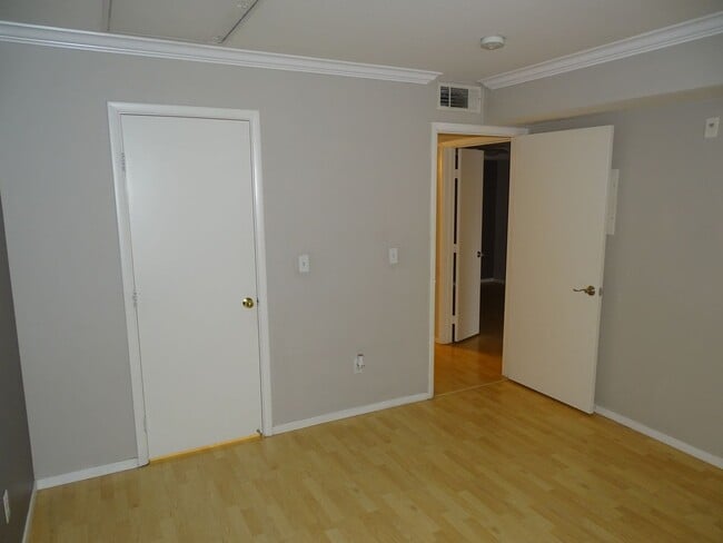 Building Photo - Well Cared For 1 Bed, 1 Bath 2nd Floor West Side Condo