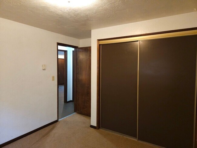 Building Photo - 2349 SW Crestwood Ct