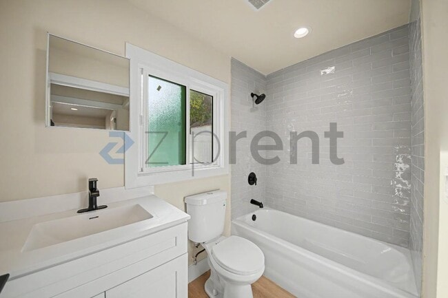 Building Photo - Unit B