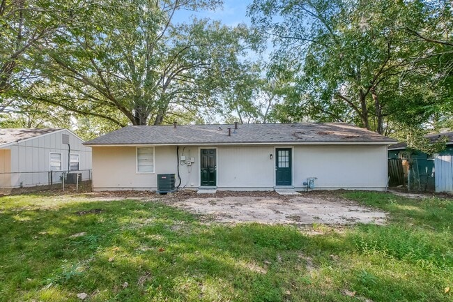 Building Photo - 2332 Watkins Dr