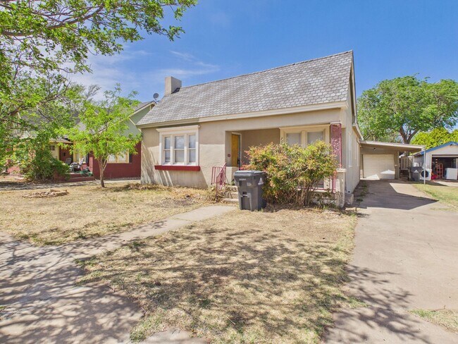 Building Photo - Adorable 3 Bedroom Home in Sunset Addition!