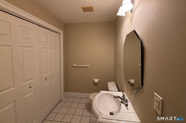 Building Photo - 405 S Pine Creek Rd