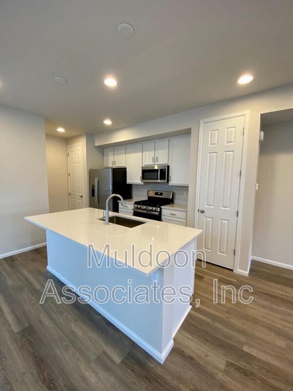 Building Photo - 8739 Scarborough Dr